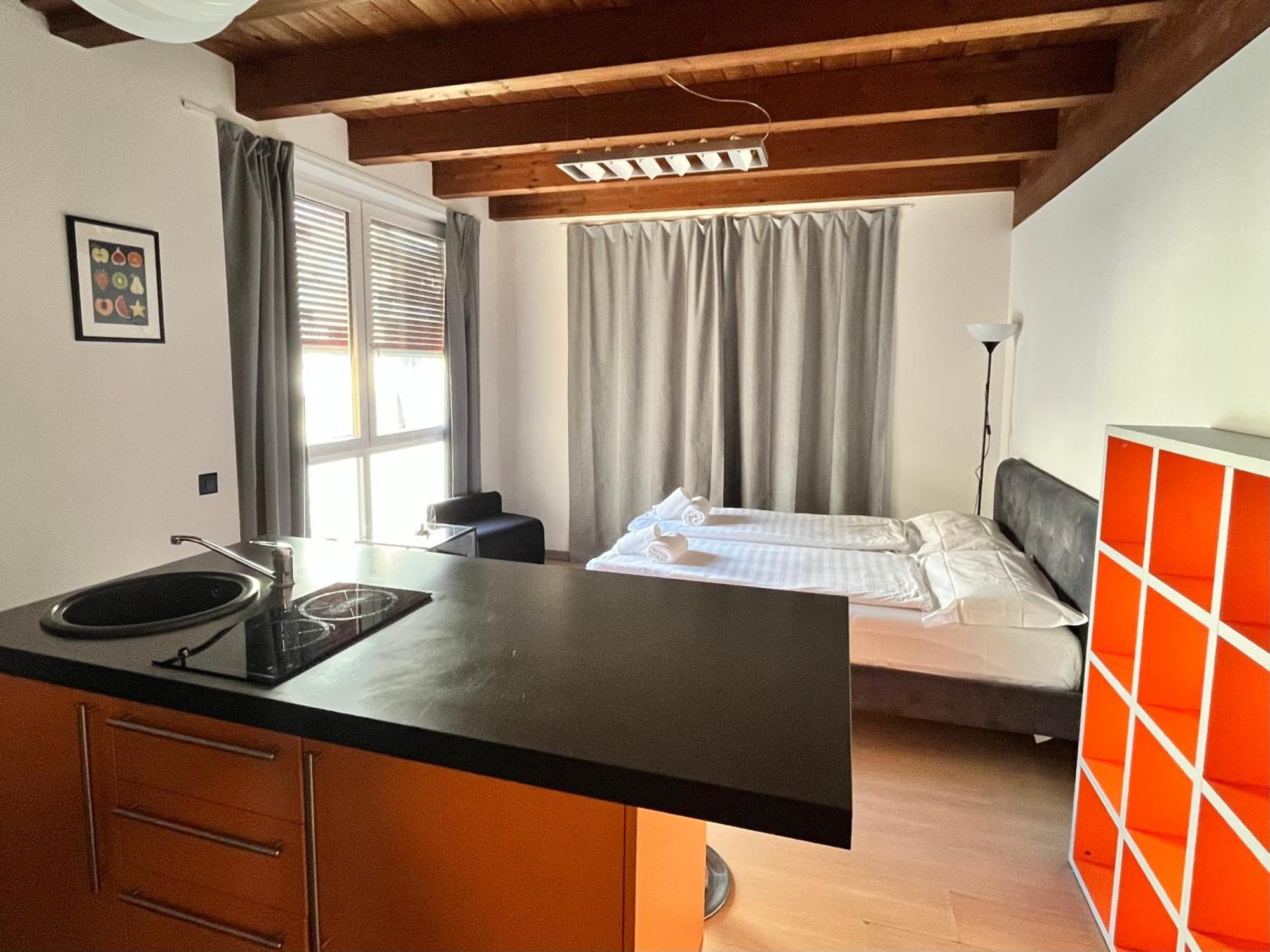 Guesthouse University By Lr - Self Check In Lugano Bagian luar foto