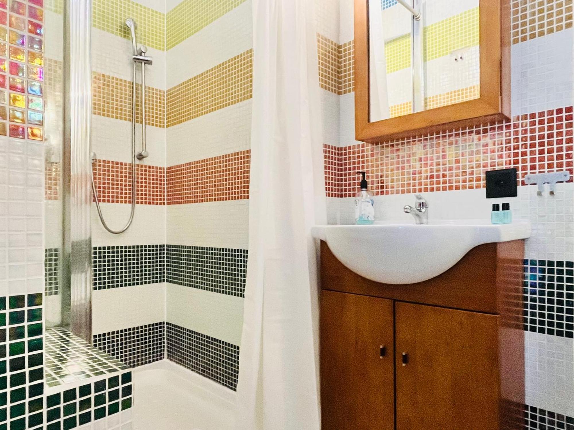 Guesthouse University By Lr - Self Check In Lugano Bagian luar foto