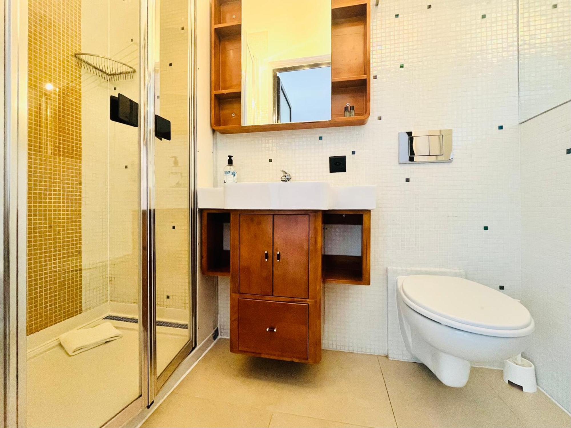 Guesthouse University By Lr - Self Check In Lugano Bagian luar foto